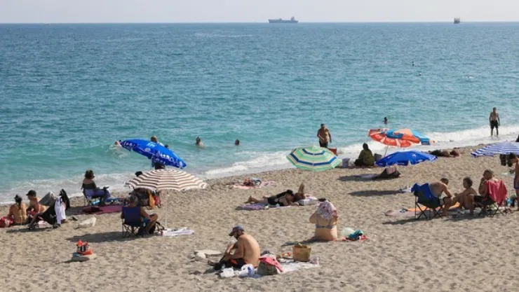 Antalya'da sıcak hava ve yüksek nem sonrası sahiller doldu