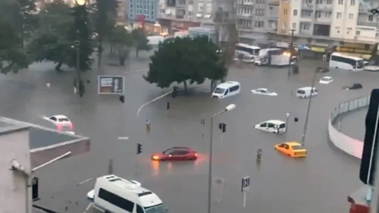 Antalya'yı sel vurdu