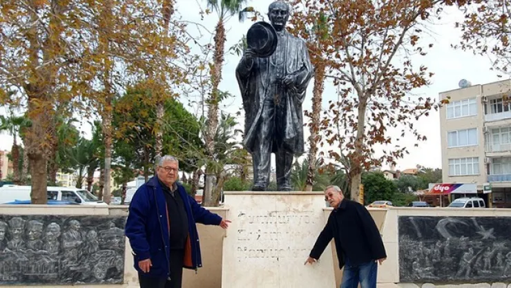 Atatürk Anıtı'na çirkin saldırı