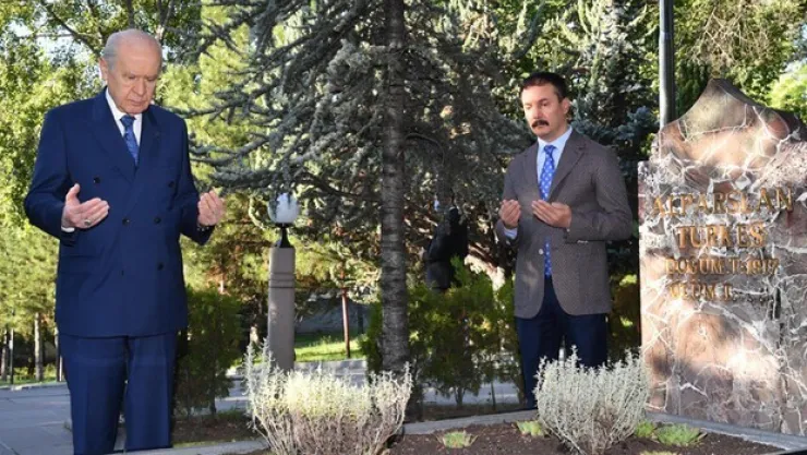 Bahçeli Türkeş'in mezarını ziyaret etti