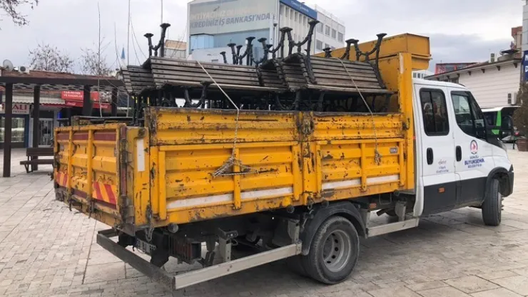 Belediye Bankları Sökmek Zorunda Kaldı