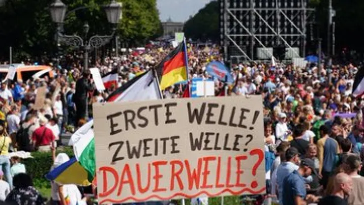 Berlin'de 30 Bin Kişilik Koronavirüs Eylemi
