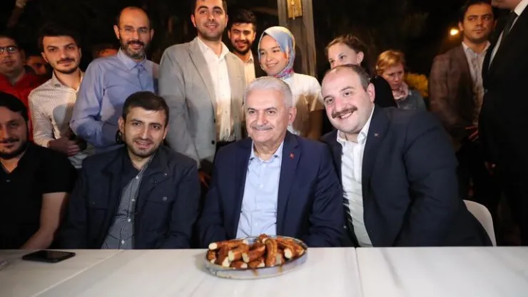 Binali Yıldırım Sahur'da Gençlerle Buluştu