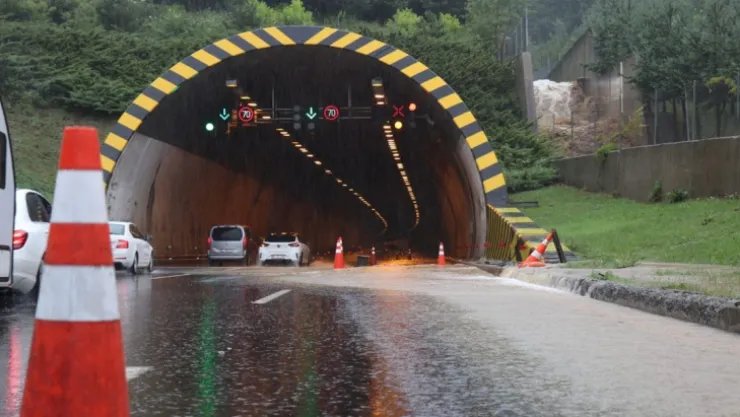 Bolu'da su baskını Düzce'de heyelan | TEM İstanbul yönü kapandı