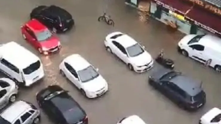 Bursa'yı sağanak vurdu: Yollar göle döndü, evleri su bastı