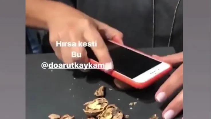 Cep Telefonu İle Ceviz Kırdı