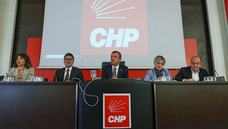 CHP'de Parti Meclisi MYK'ya yetki verdi