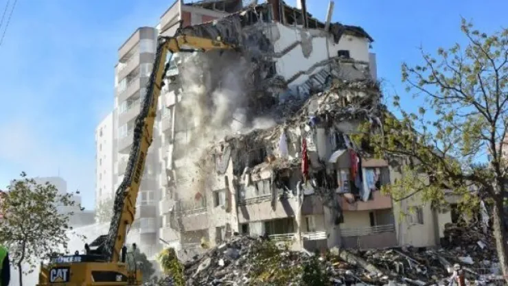 Depremde 3 katı çöken Yılmaz Erbek Apartmanı'nda yıkım sürüyor