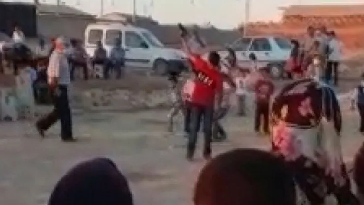 Düğünde çocuklara tabanca verdiler!