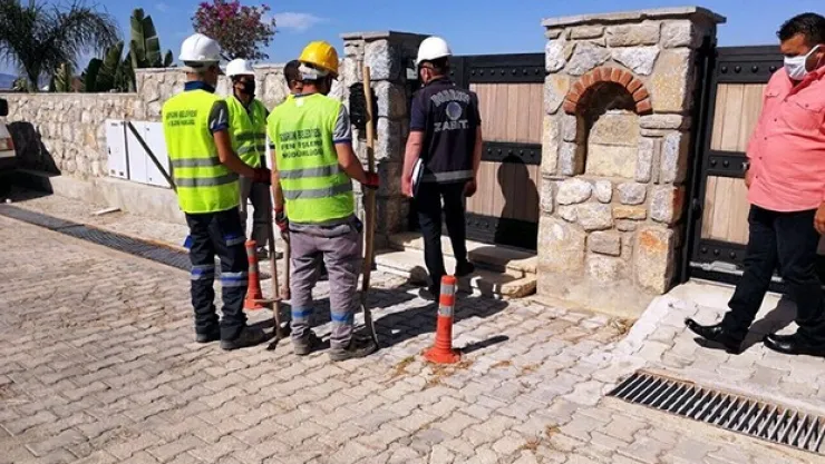 Ekipler Yılmaz Özdil'in villasında