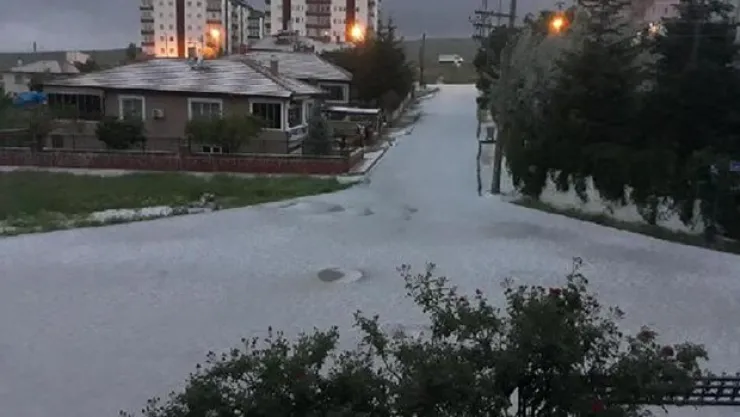 Elmadağ'da dolu etkili oldu