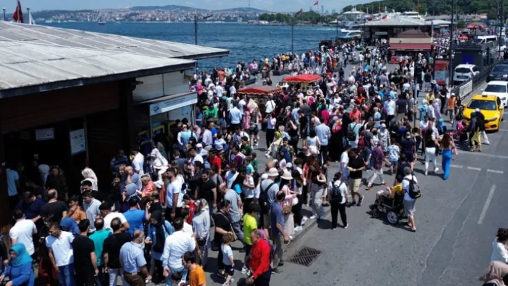 Eminönü'nde insan seli
