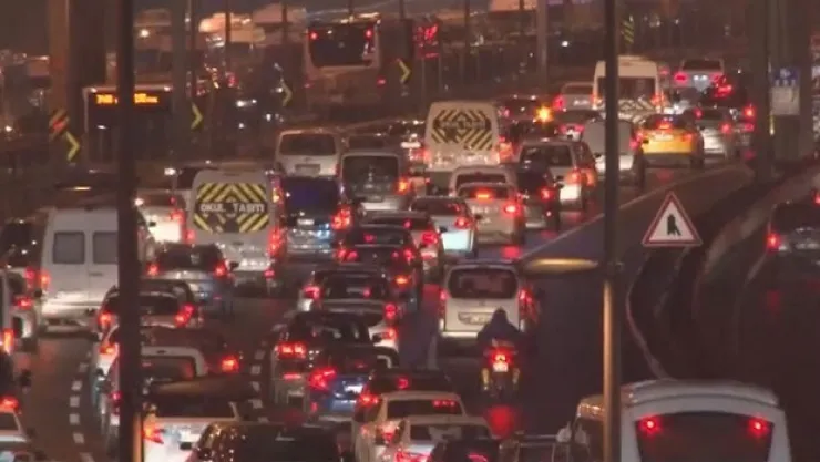 İstanbul'da yağış trafiği olumsuz etkiledi