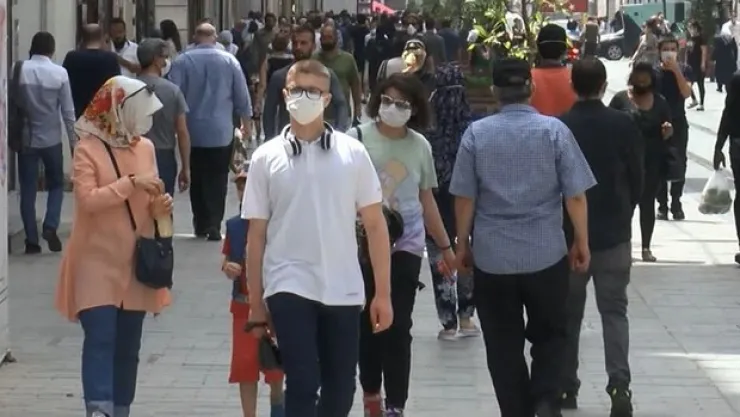 İstiklal Caddesi'nde dikkat çeken kalabalık!