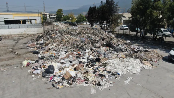 İzmir'de oluşan çöp dağları esnafı canından bezdirdi
