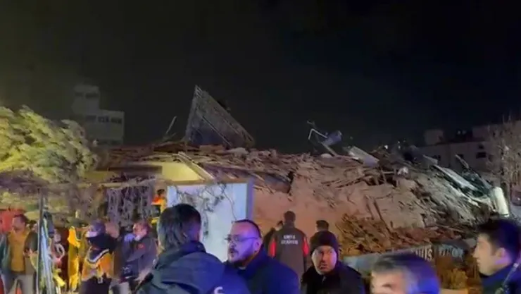 Konya'da 3 katlı bina çöktü