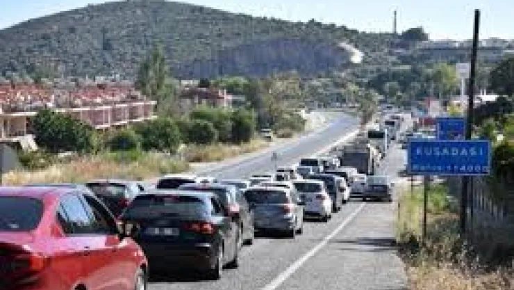 Kuşadası'na 5 Günde 72 Bin Araç Giriş Yaptı