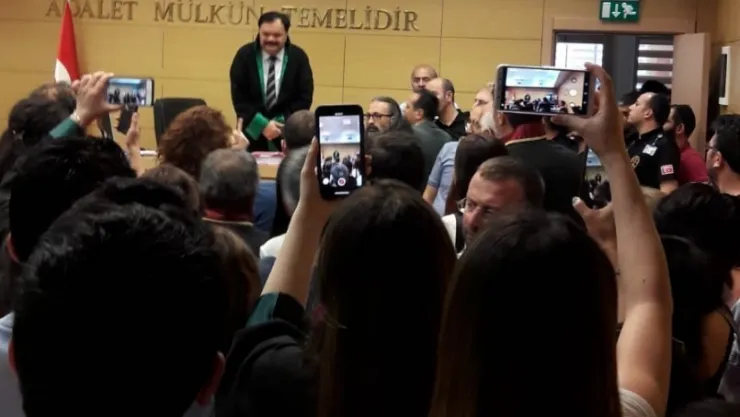 Mahkemede Etek Kavgası