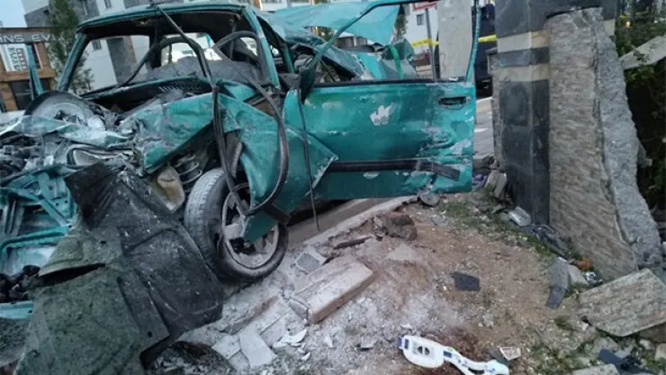 Makas atarken duvara çarptı: 2 ölü