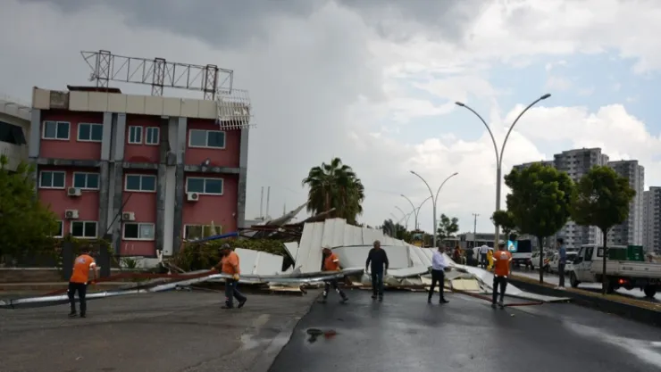 Mersin'i fırtına vurdu: Çatılar uçtu, ağaçlar devrildi