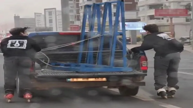 Patenli gençlerin yağışlı havada tehlikeli yolculuğu