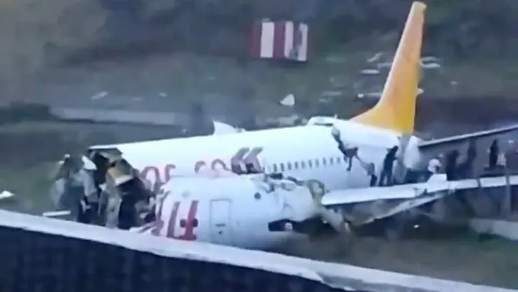 Pistten Çıkan Uçak 3'e Bölündü
