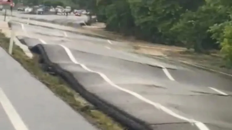 Sel yolda deprem etkisi yarattı
