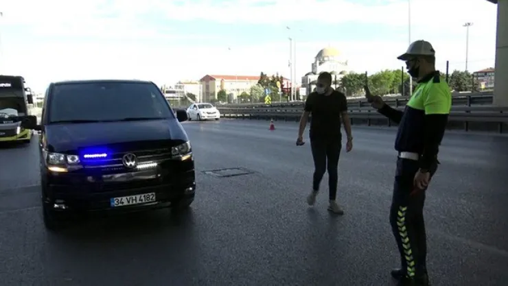 Sokağa çıkma yasağında çakar lambalı minibüsle yakalandı