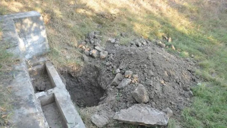 Tarihi çeşmenin suyunu kesip, altında define aradılar
