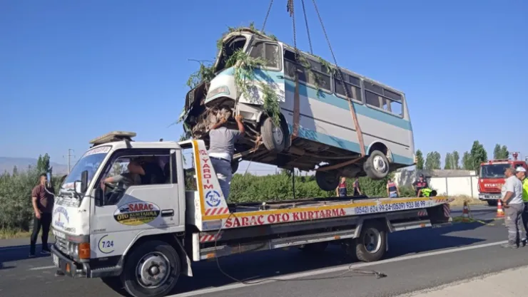 Tarım işçilerini taşıyan minibüs devrildi: 7 ölü 14 yaralı