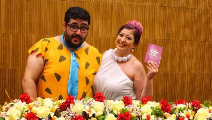 Taş Devri Kostümü İle Nikah Masasına Oturdular