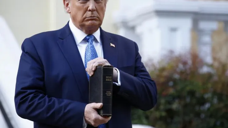 Trump'tan İncil'le Gövde Gösterisi