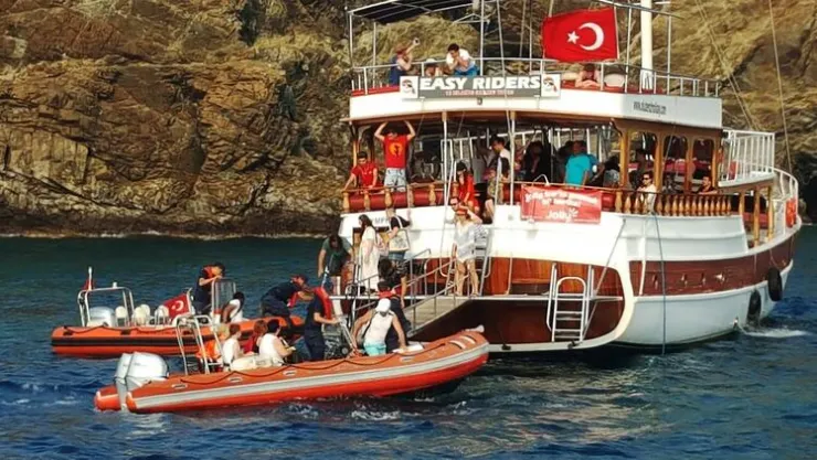 Tur Teknesi Karaya Oturdu