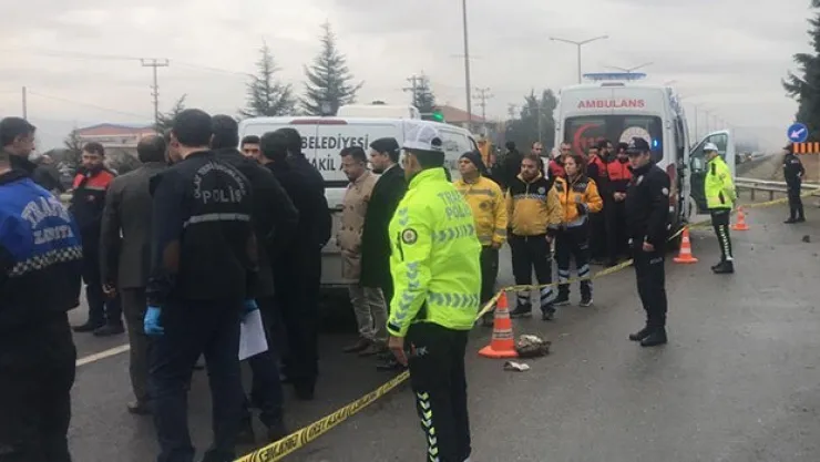 Uşak'ta Otomobil Yolcu Durağına Daldı: 3 ölü