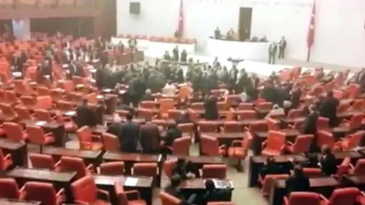 YSK Kararı Meclis'i Gerdi