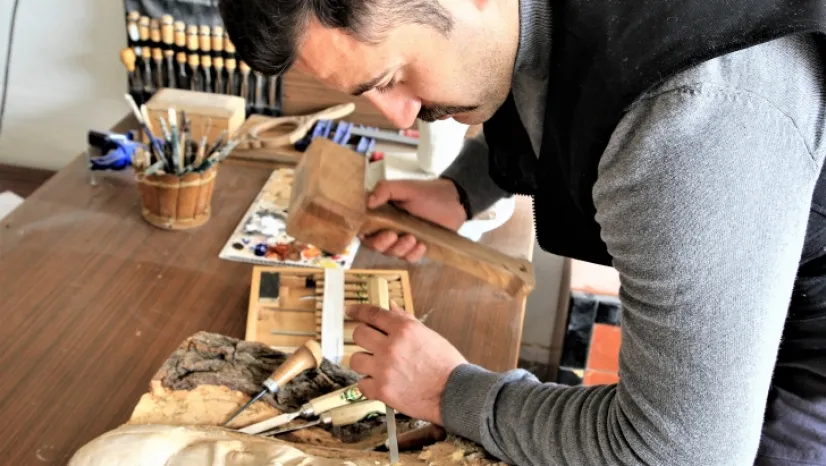 Arapgir Belediyesi'nde Bir Heykeltıraş İnsanların Hayatlarına Dokunuyor