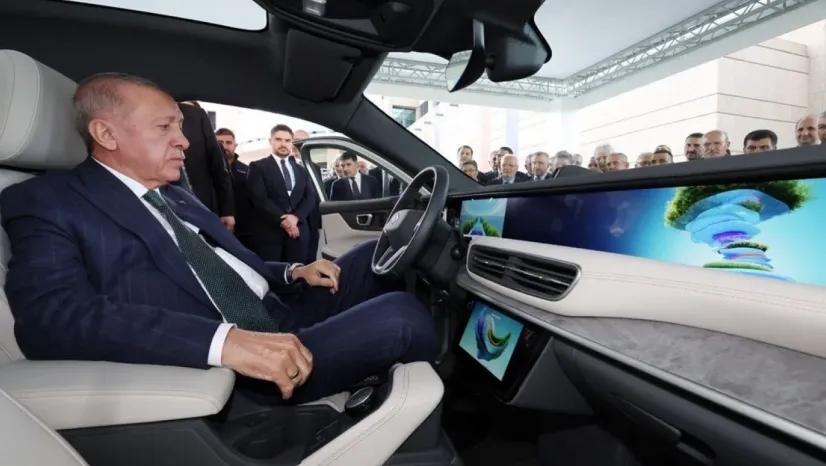 Cumhurbaşkanı Erdoğan, Togg'un yeni modeli T10F'i inceledi