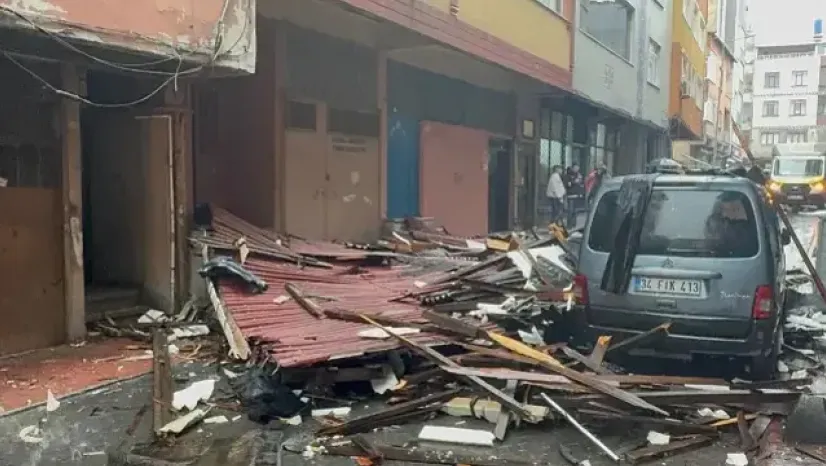 İstanbul'u lodos vurdu: Ayasofya Camii'nin alemi düştü...