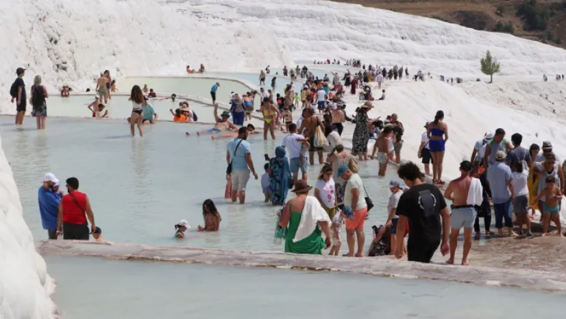 Travertenleriyle ünlü Pamukkale'ye ziyaretçi akını