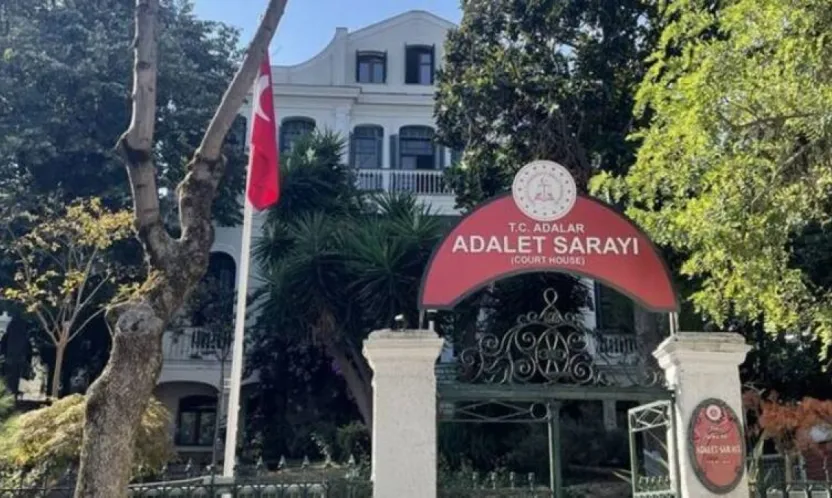 Adliyenin silah deposu soyuldu!