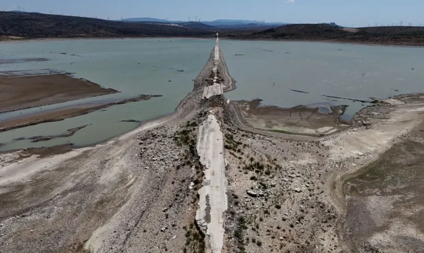 Barajda su seviyesi düştü: Eski kara yolu ortaya çıktı
