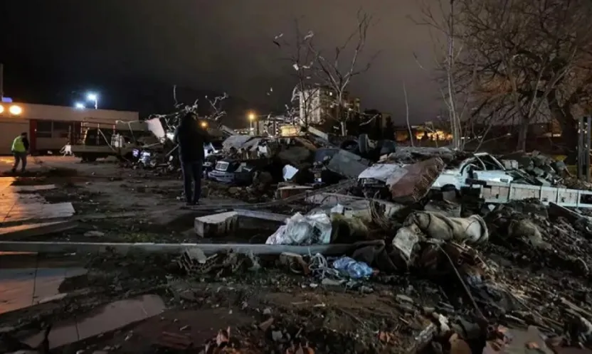 Bursa'da duvar devrildi: 10 araç ezildi