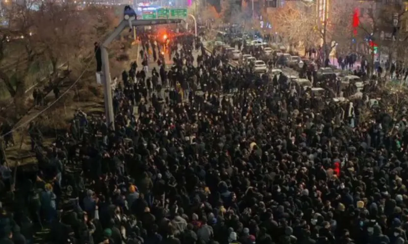 İran'da internet ve telefon hatları kesildi