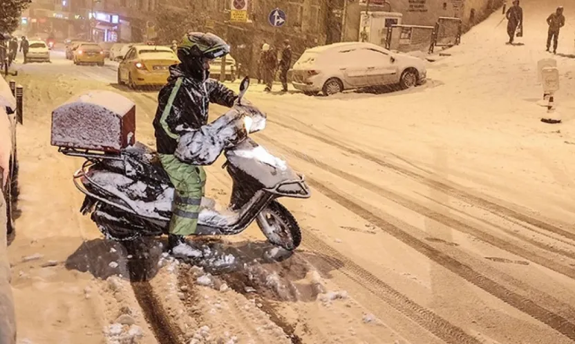 İstanbul'da kar alarmı kuryeler ve ağır taşıtlara yasak geldi