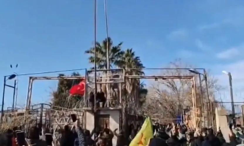 Kamışlı'da Türk bayrağına saldırı