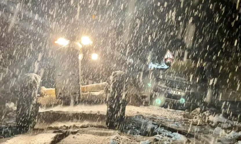 Yoğun kar yolları kesti